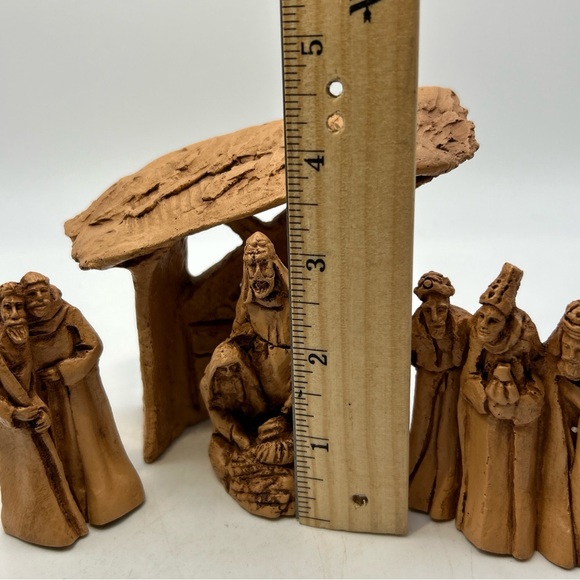 Vtg 4pc Small Manger Scene Wisemen,Sheppard,Jesus,Mary,Joseph,Stable Christmas - Picture 4 of 13